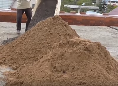 песок для бетона на площадке